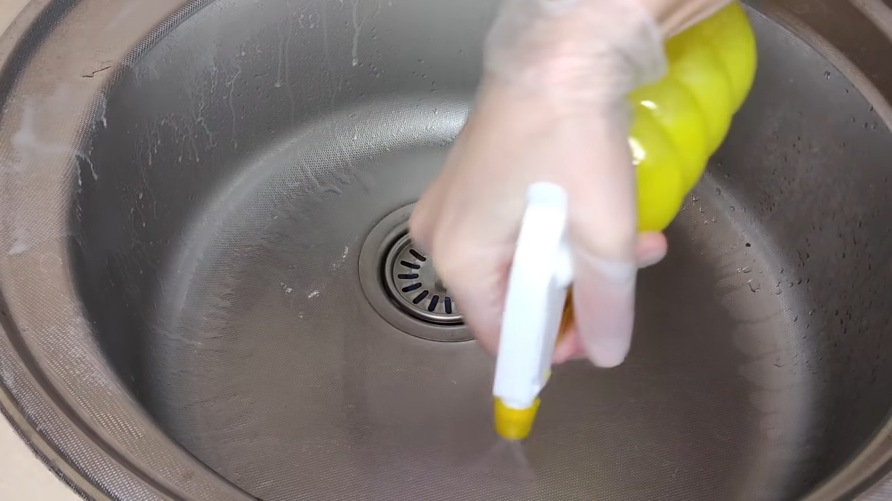 DIY Dish Soap Lemon Cleaner