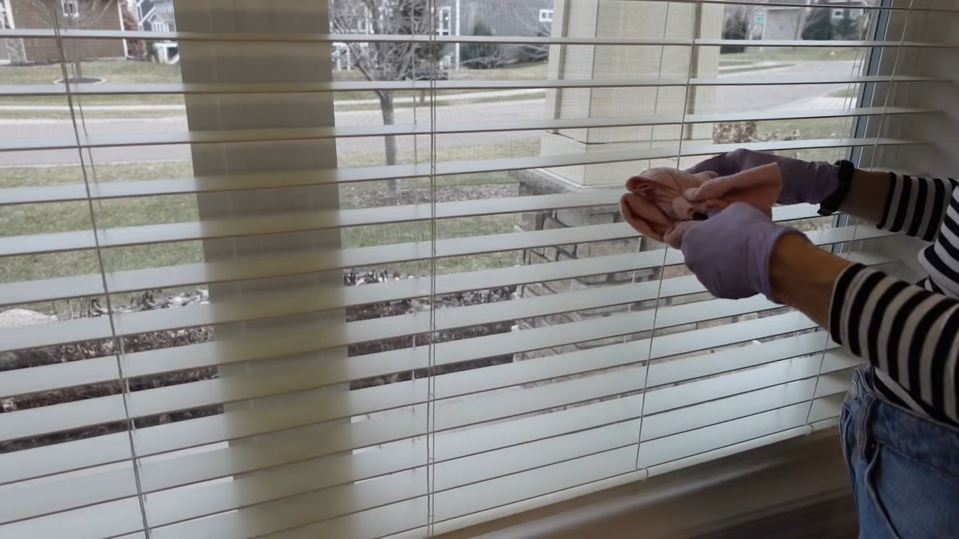 Cleaning blinds with tongs
