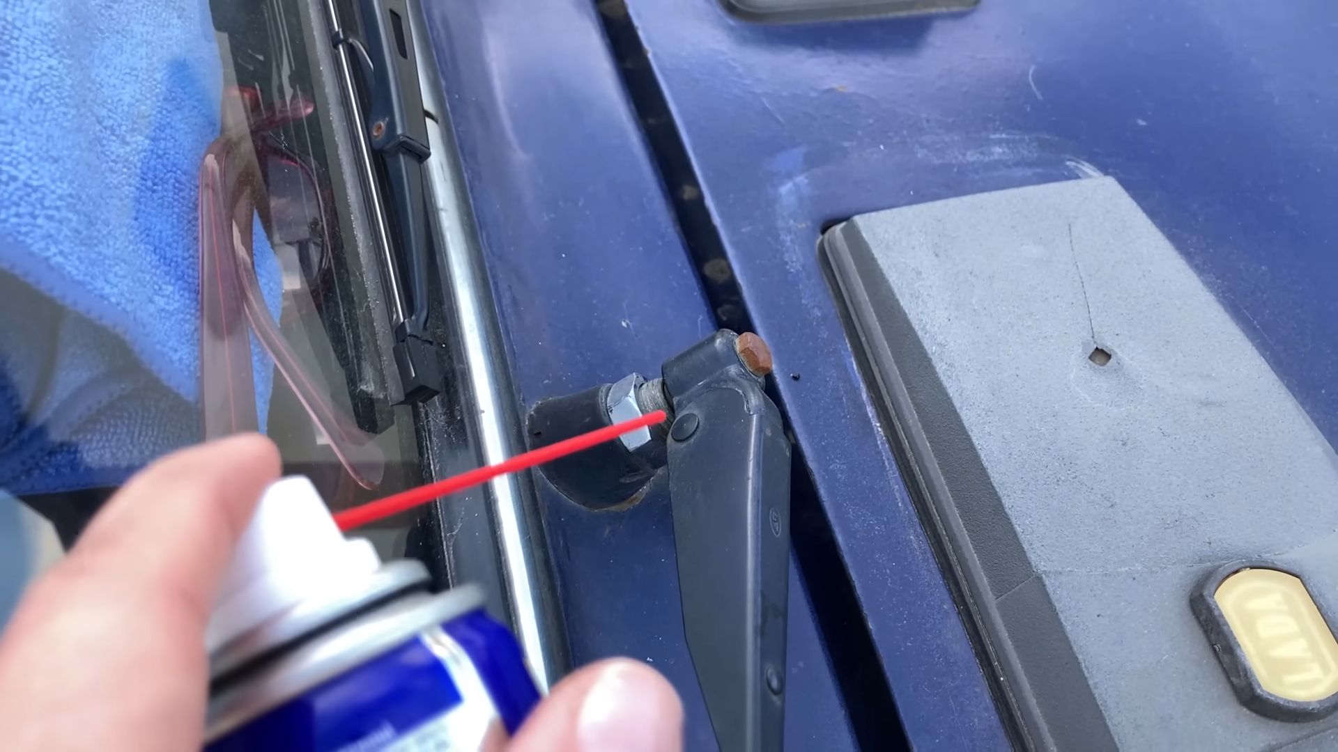 WD-40 car cleaning hacks